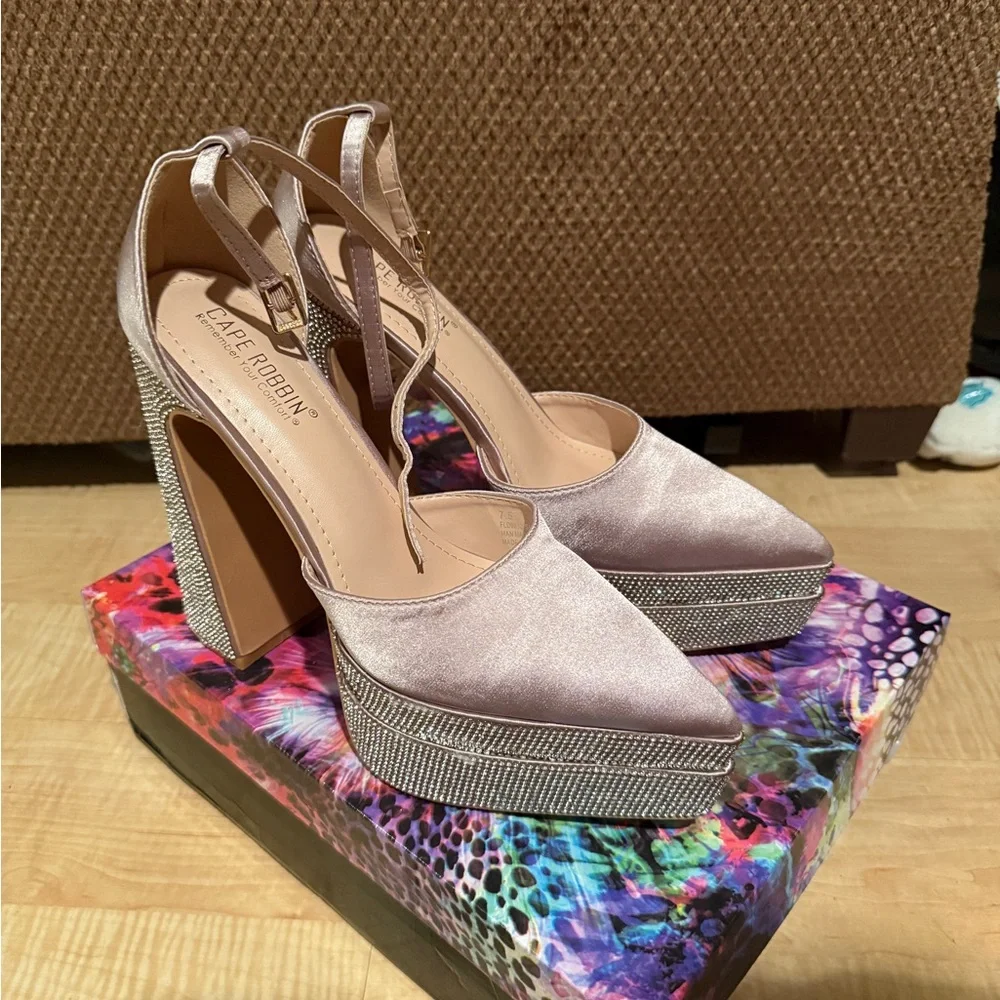 Women’s size 7.5 heels - Picture 2 of 6